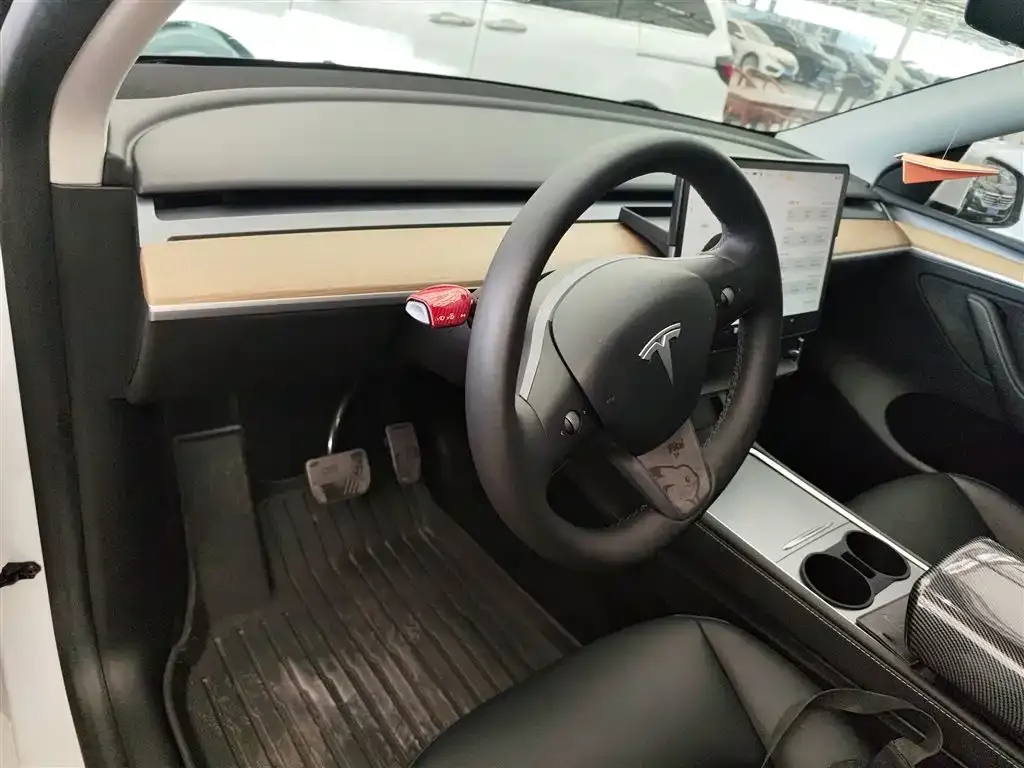 Tesla Model Y — фото 6