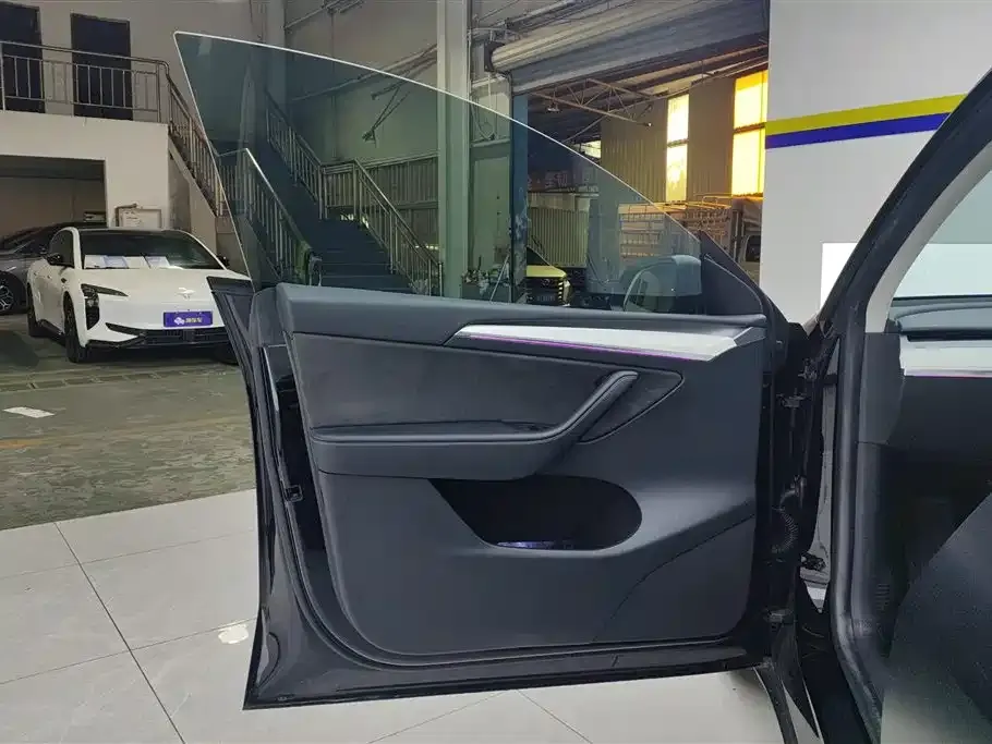 Tesla Model Y — фото 8