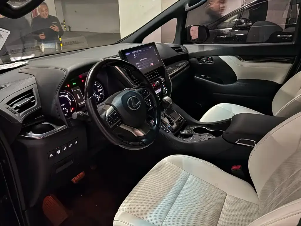 Lexus LM — фото 6