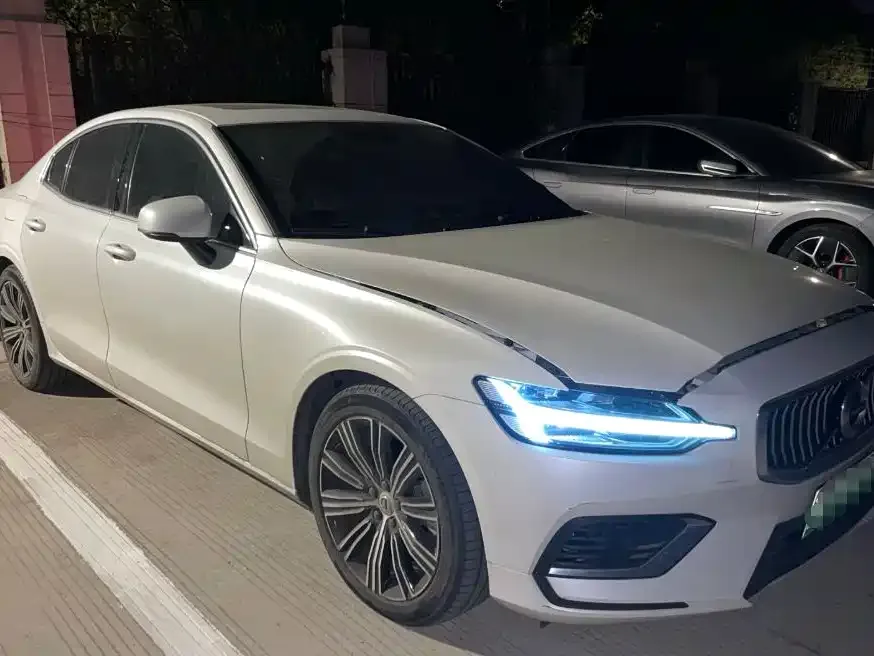 Volvo S60 PHEV 2023 из CN, фото 2