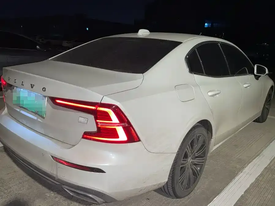Volvo S60 PHEV 2023 из CN, фото 3