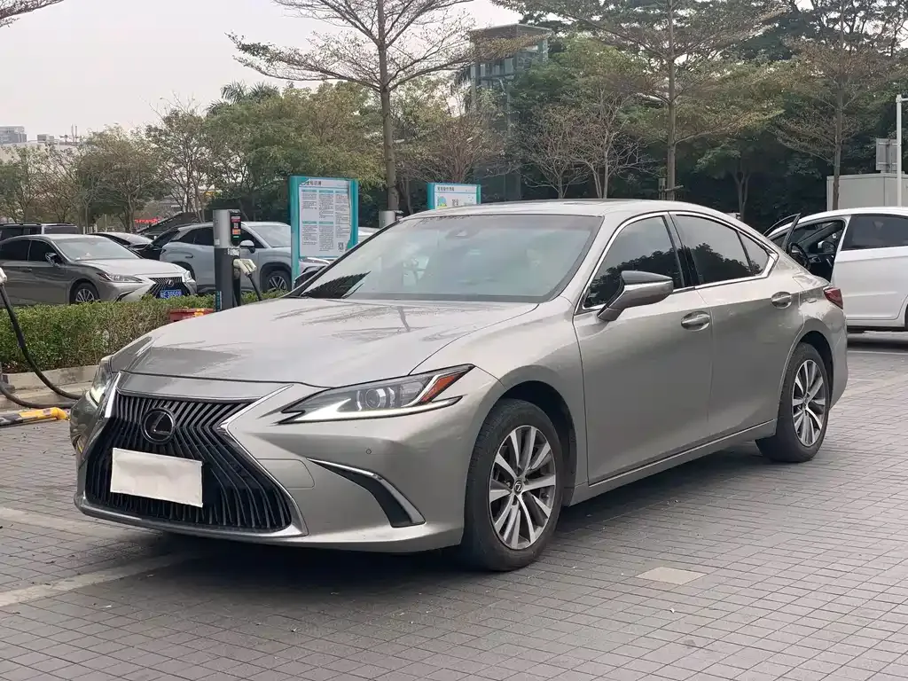 Lexus ES — фото 1