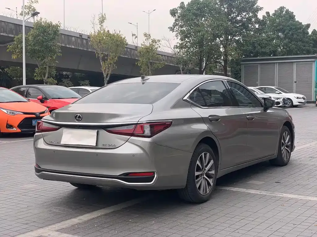 Lexus ES — фото 10