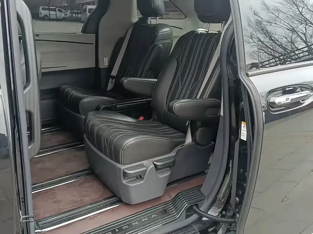 Toyota Sienna 2023 из CN, фото 5