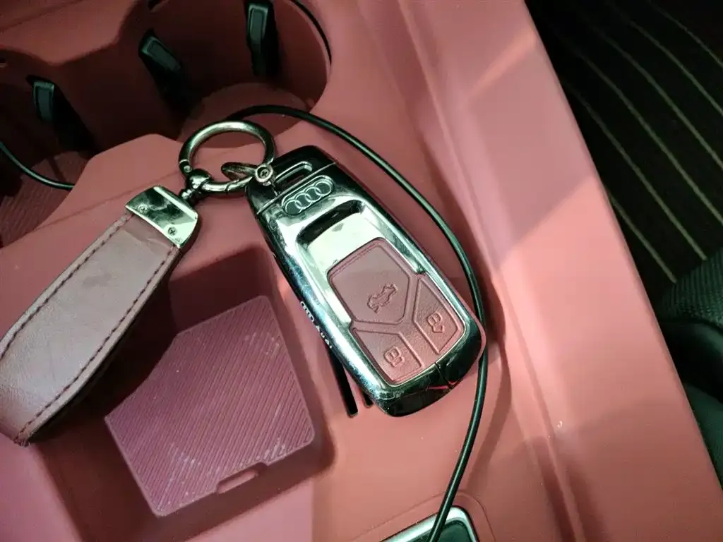 Audi A4L 2021 из CN, фото 4