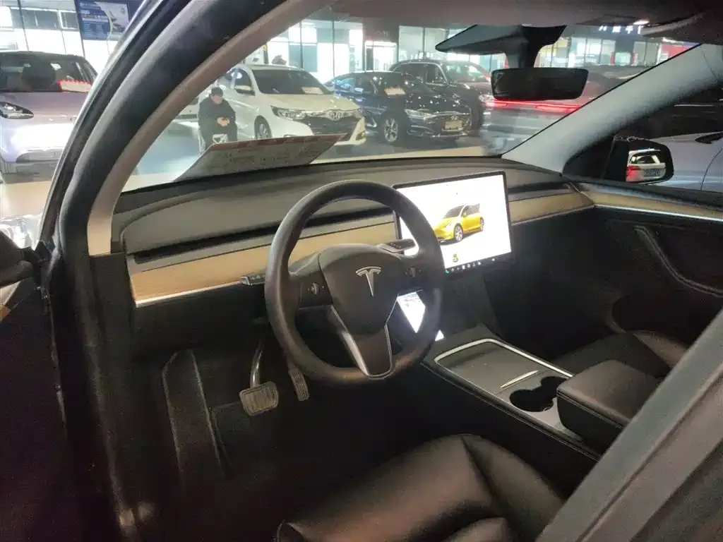 Tesla Model Y — фото 2