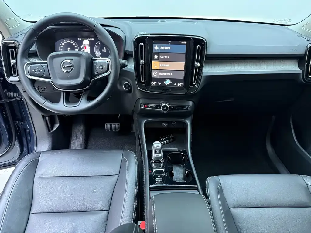Volvo XC40 — фото 6