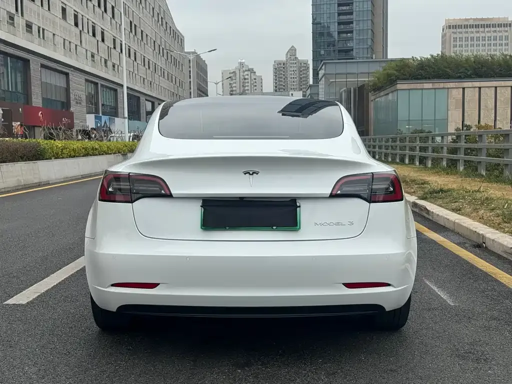 Tesla Model 3 — фото 7