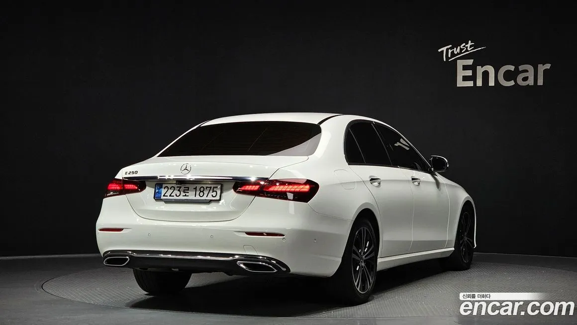 Mercedes-Benz E-Class — фото 2