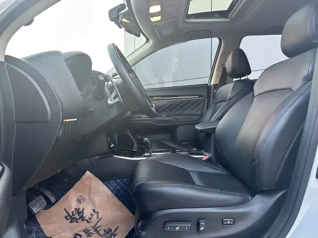 Mitsubishi Outlander 2021 из CN, фото 8