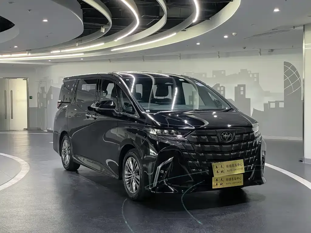 Toyota Alphard — фото 1