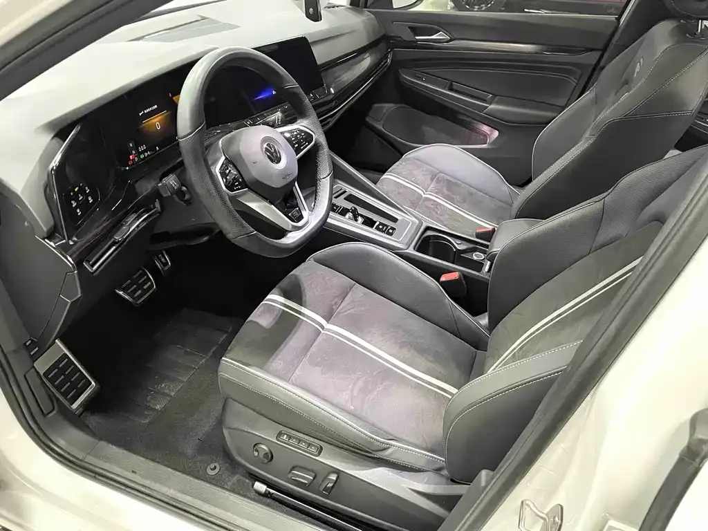 Volkswagen Golf 2023 из CN, фото 7