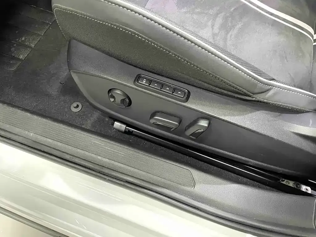 Volkswagen Golf 2023 из CN, фото 3