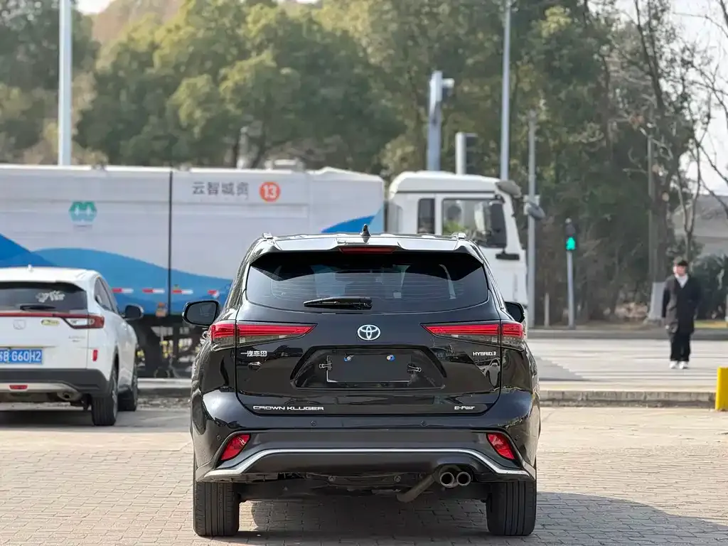 Toyota Crown Kluger 2023 из CN, фото 6