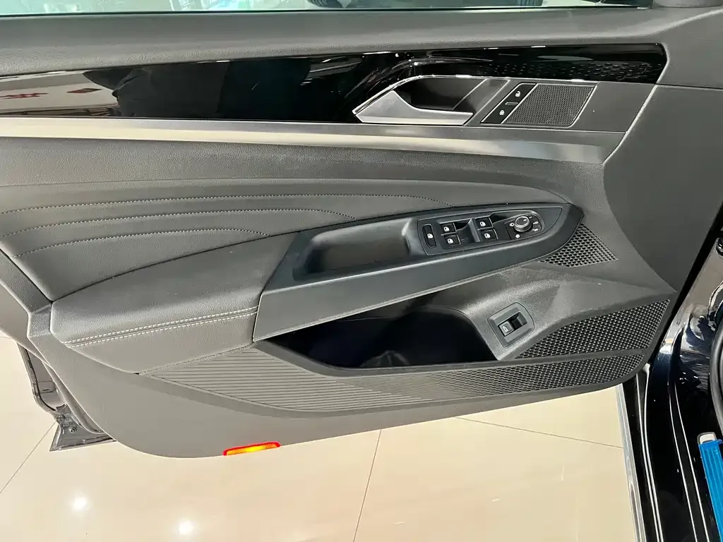 Volkswagen Passat 2023 из CN, фото 5