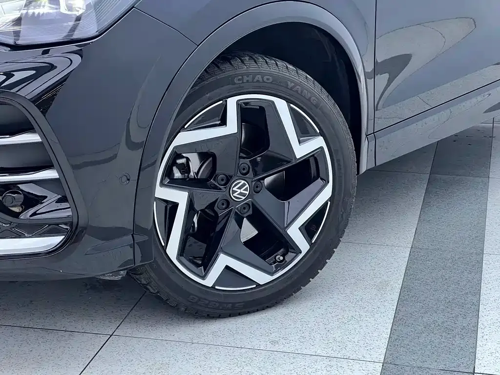Volkswagen Tiguan L — фото 9