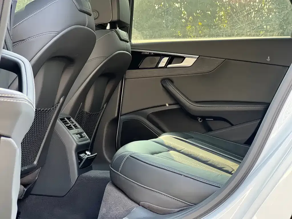 Audi A4L 2024 из CN, фото 9