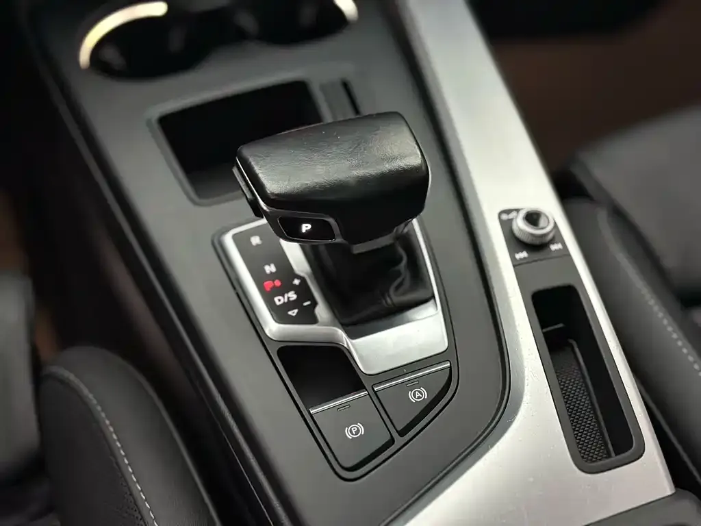 Audi A4L 2023 из CN, фото 2