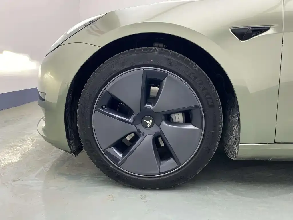 Tesla Model 3 — фото 10