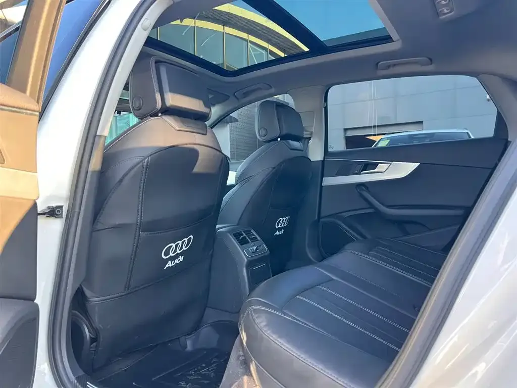 Audi A4L 2021 из CN, фото 10