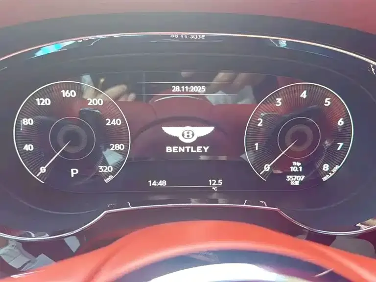 Bentley Bentayga 2023 из CN, фото 2