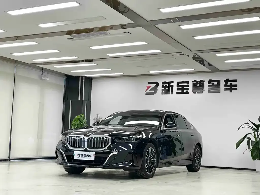 BMW 5 Series — фото 1