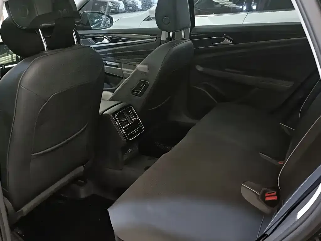 Volkswagen Passat 2023 из CN, фото 4