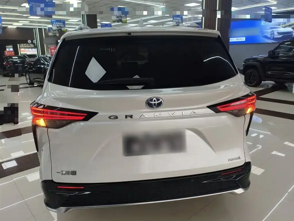 Toyota Granvia 2024 из CN, фото 3