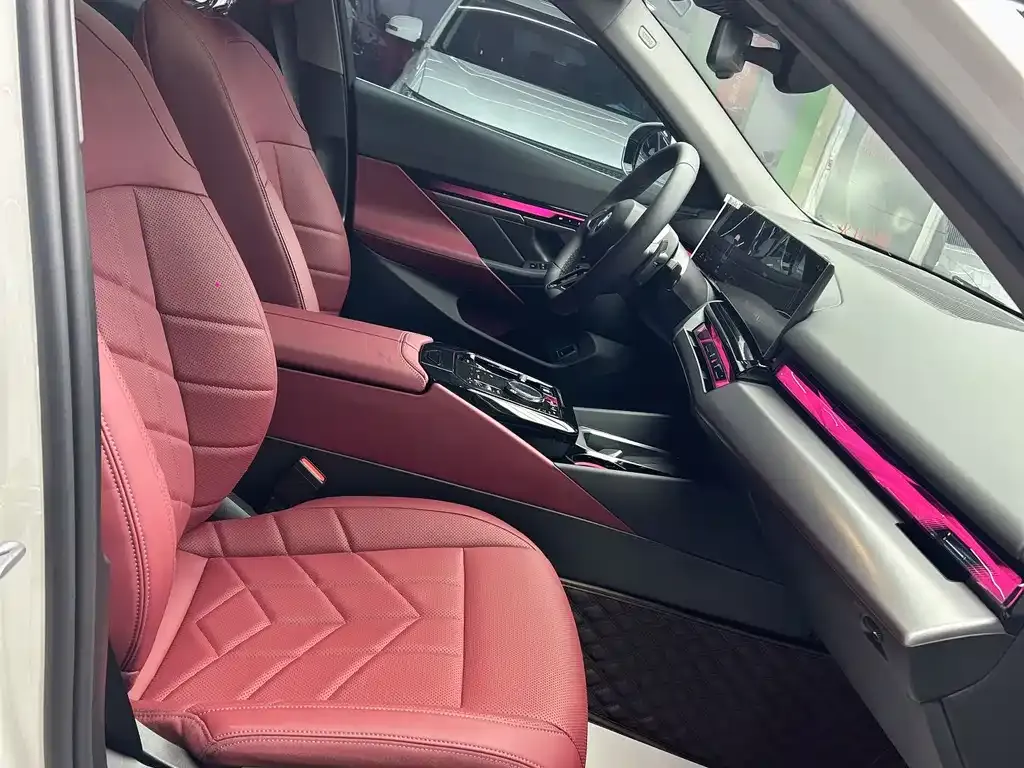 BMW 5 Series 2025 из CN, фото 2