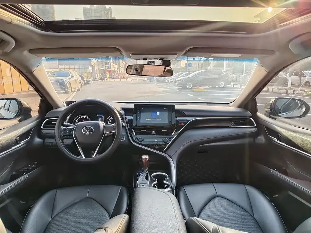 Toyota Camry — фото 5