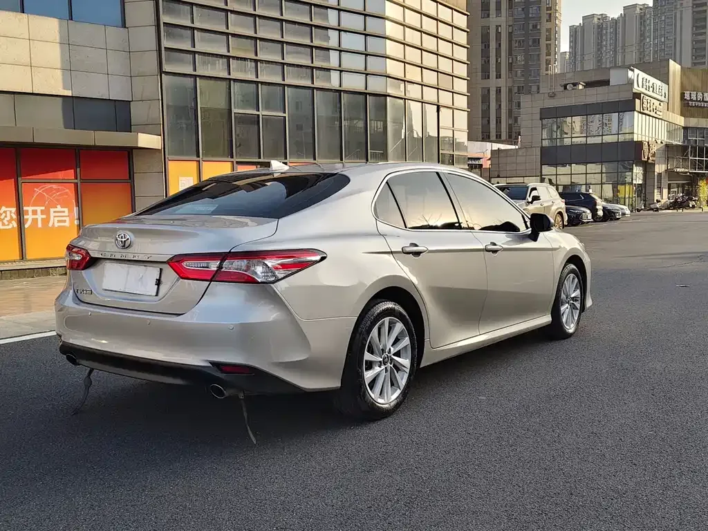 Toyota Camry — фото 7