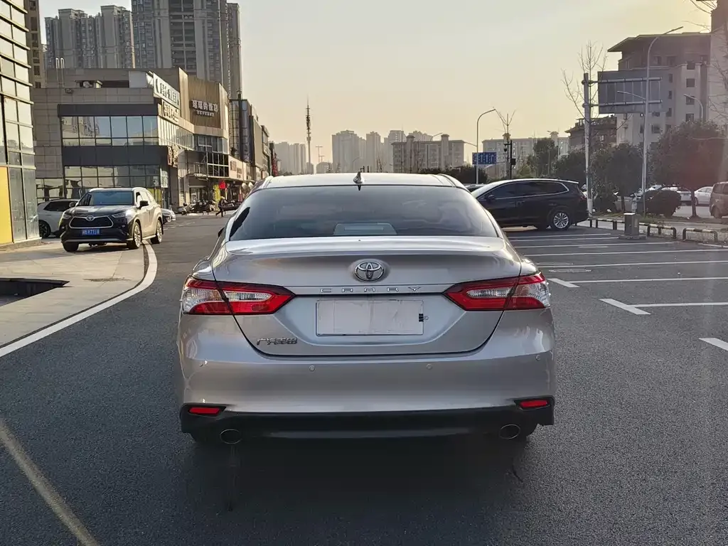Toyota Camry — фото 2
