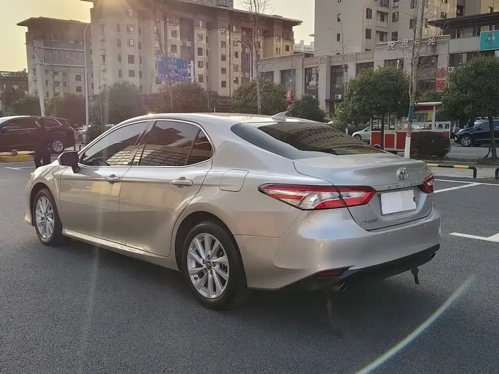 Toyota Camry — фото 9