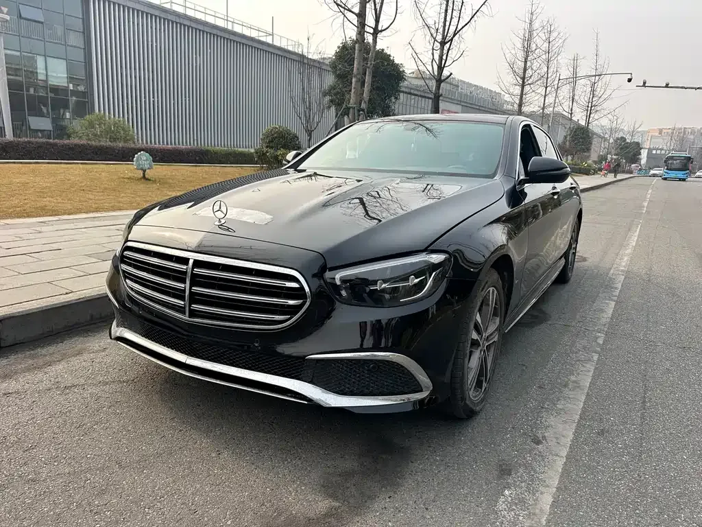 Mercedes-Benz E-Class — фото 1
