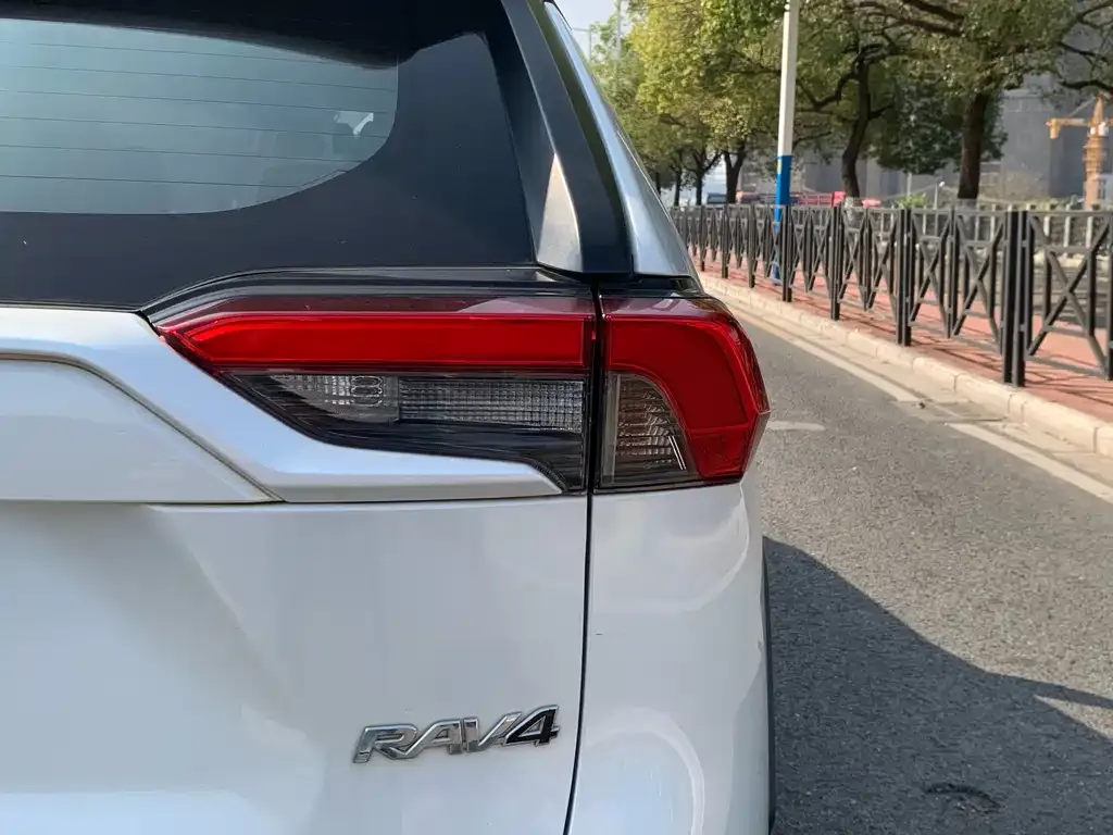 Toyota RAV4 2023 из CN, фото 10