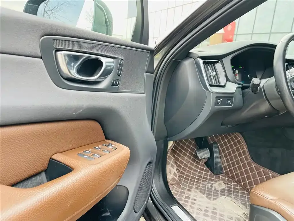 Volvo XC60 — фото 10