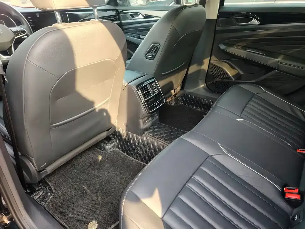 Volkswagen Passat 2023 из CN, фото 7