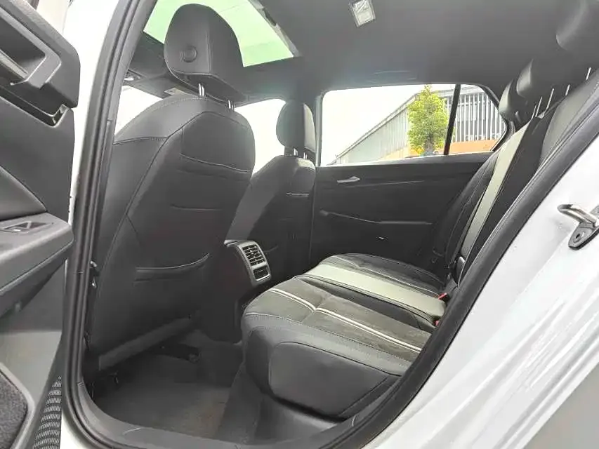Volkswagen Golf 2024 из CN, фото 2