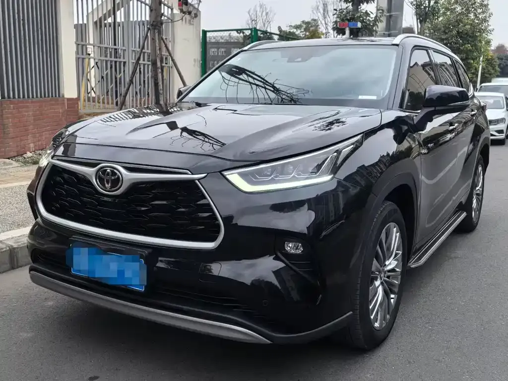Toyota Highlander — фото 1