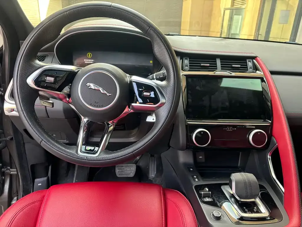 Jaguar E-PACE — фото 9