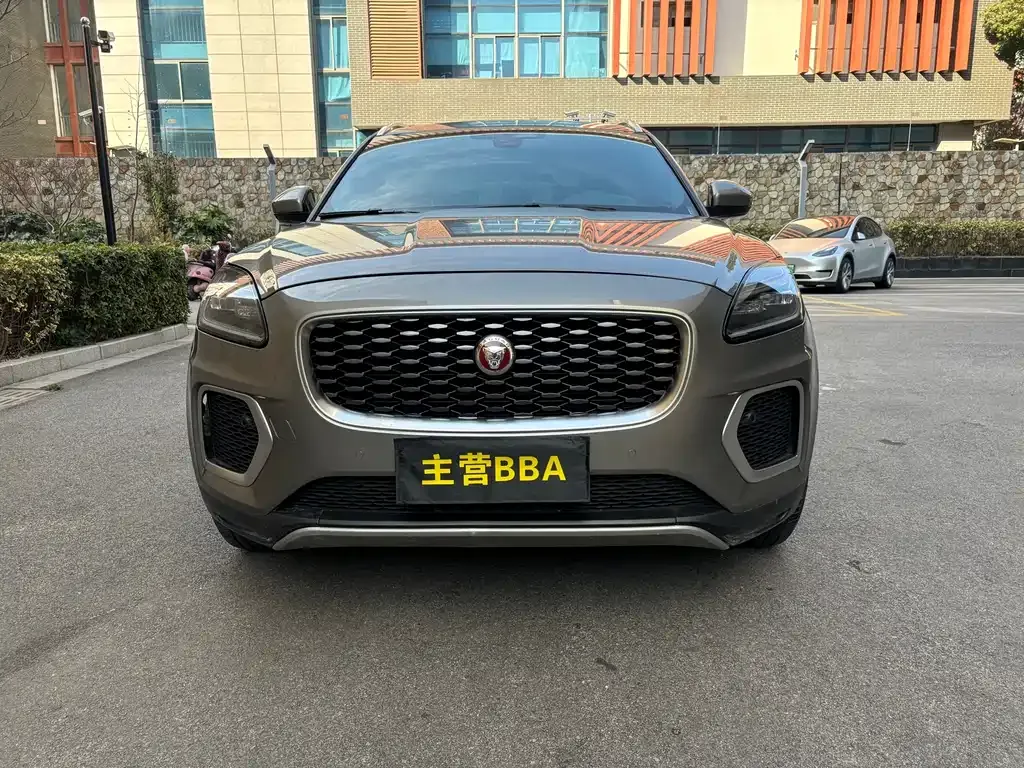 Jaguar E-PACE — фото 10
