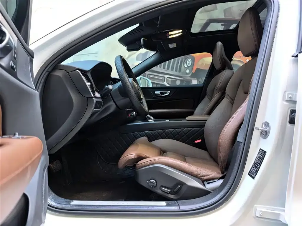 Volvo S60 2024 из CN, фото 9