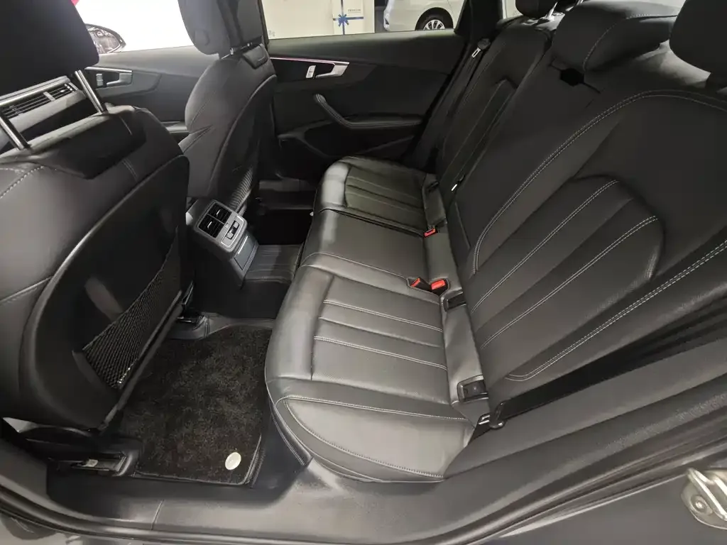 Audi A4L 2023 из CN, фото 10