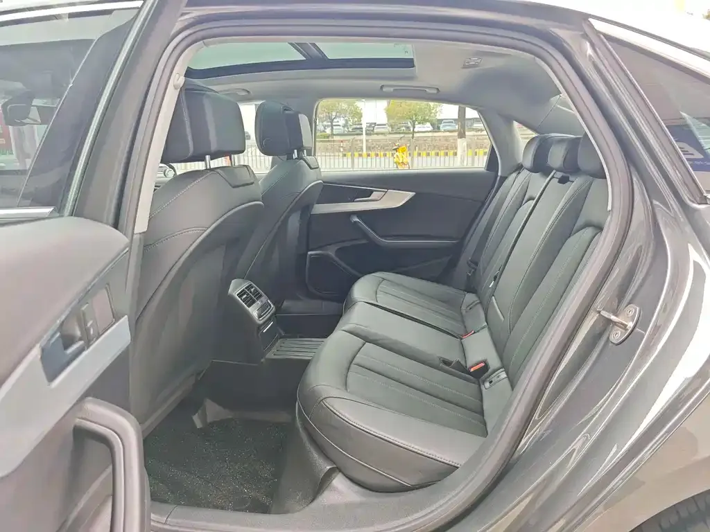 Audi A4L 2021 из CN, фото 2
