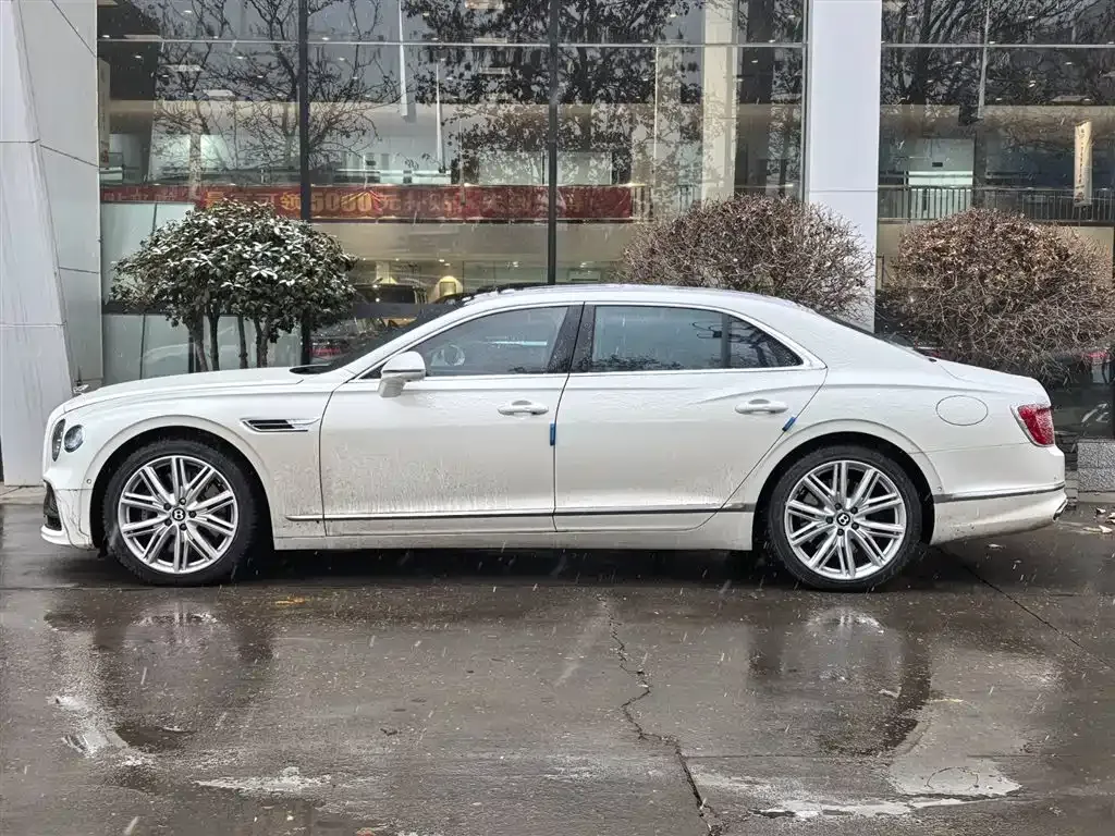Bentley Flying Spur PHEV 2024 из CN, фото 9