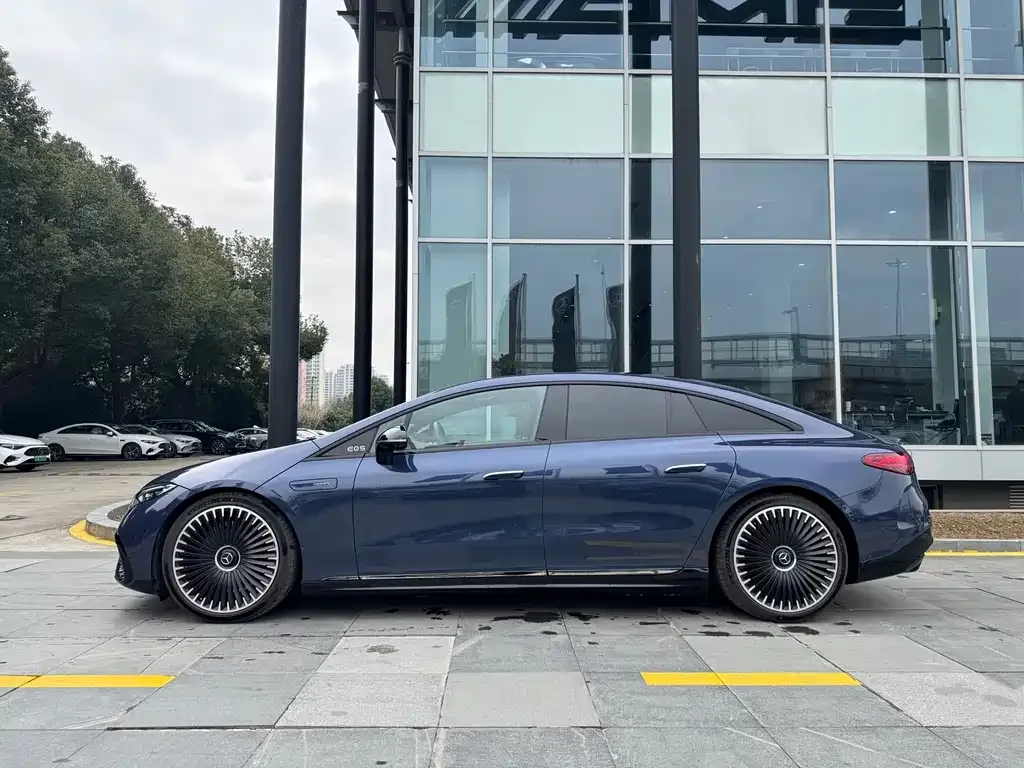 Mercedes-Benz EQS AMG — фото 4