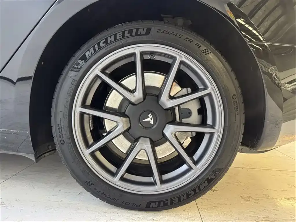 Tesla Model 3 — фото 10