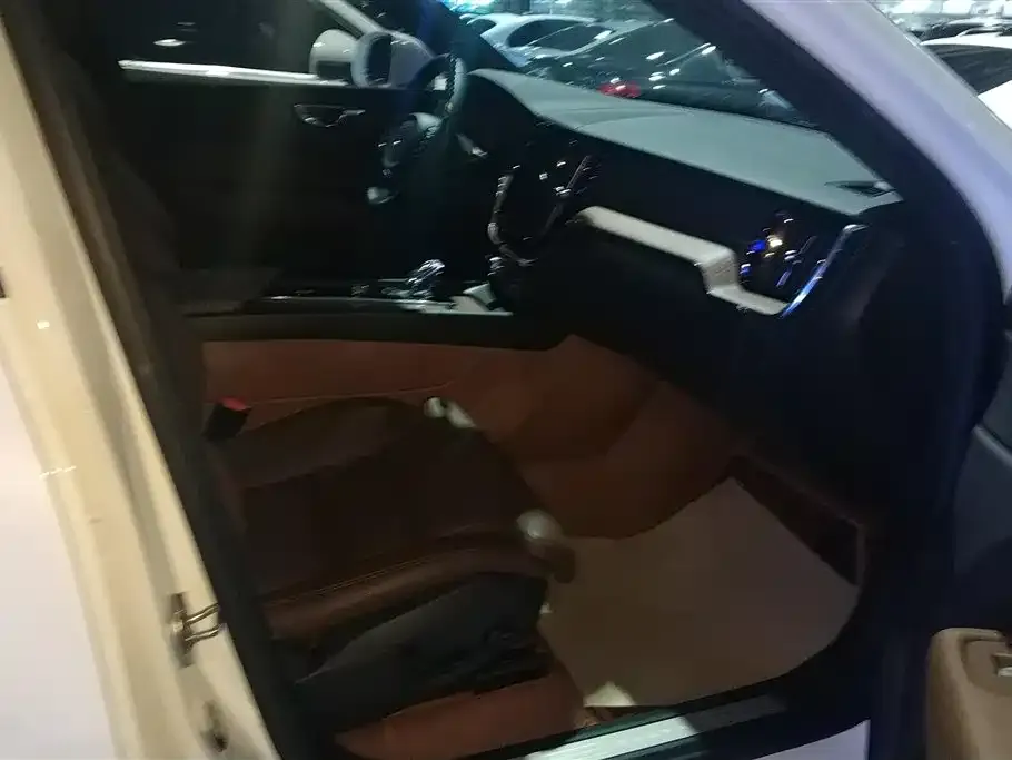 Volvo XC60 2024 из CN, фото 5