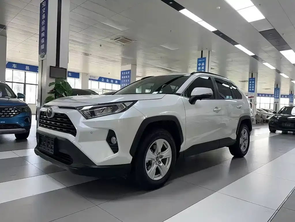 Toyota RAV4 2023 из CN, фото 1