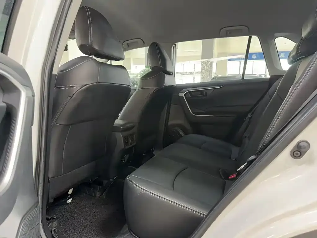 Toyota RAV4 2023 из CN, фото 5